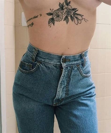 tatuaggio in mezzo al seno|4 Idee di Tatuaggi sul seno, sensualità e fascino